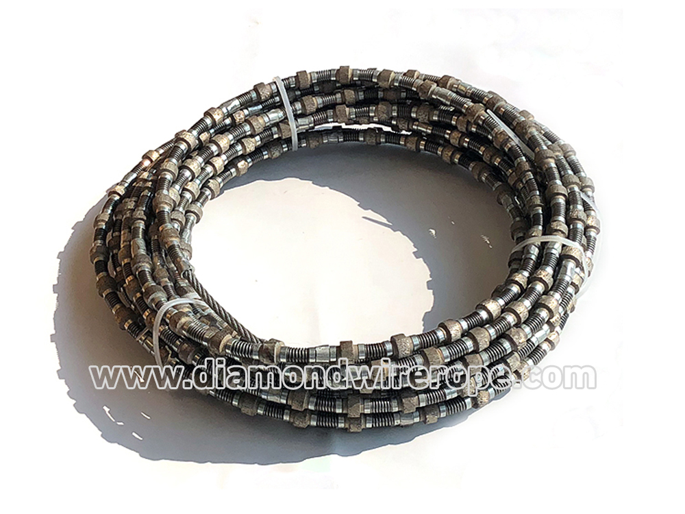 Marble quarrying dry-cut diamond rope saw