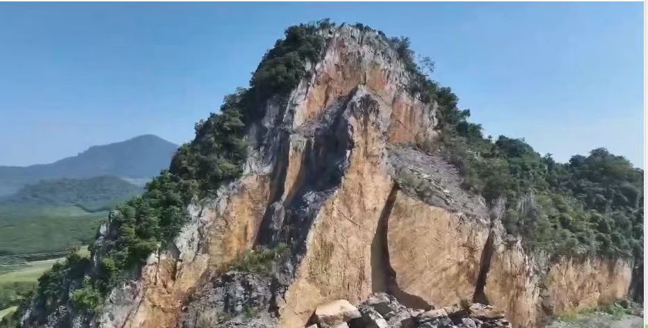 Analysis of Quarry Entrance Location Selection and the Complexity of Wire Saw Quarrying in Marble