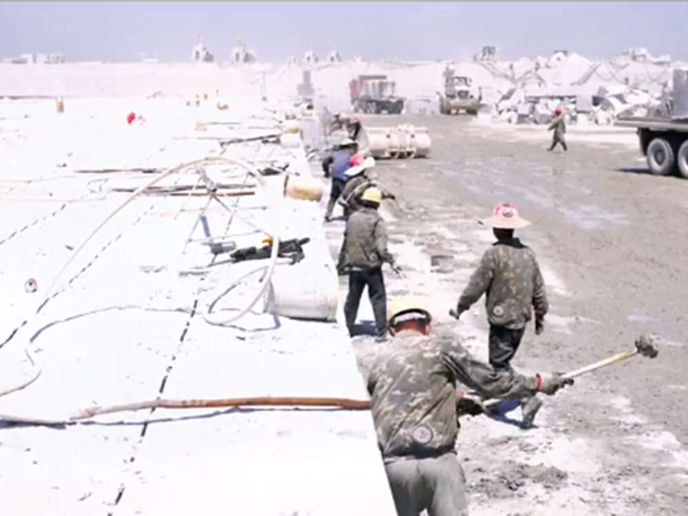 The workers are quarrying stones by using the method of arranging wedges.