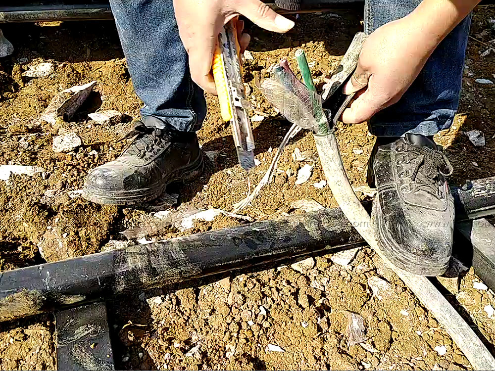 Strip the insulation layer of the cable, about 10 cm in length.