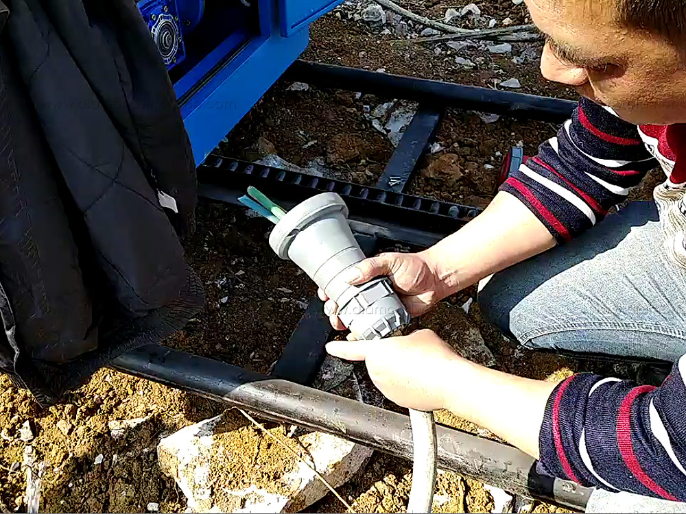 Use a screwdriver to disassemble the plug from the middle. First, pass the cable through the end of the plug.