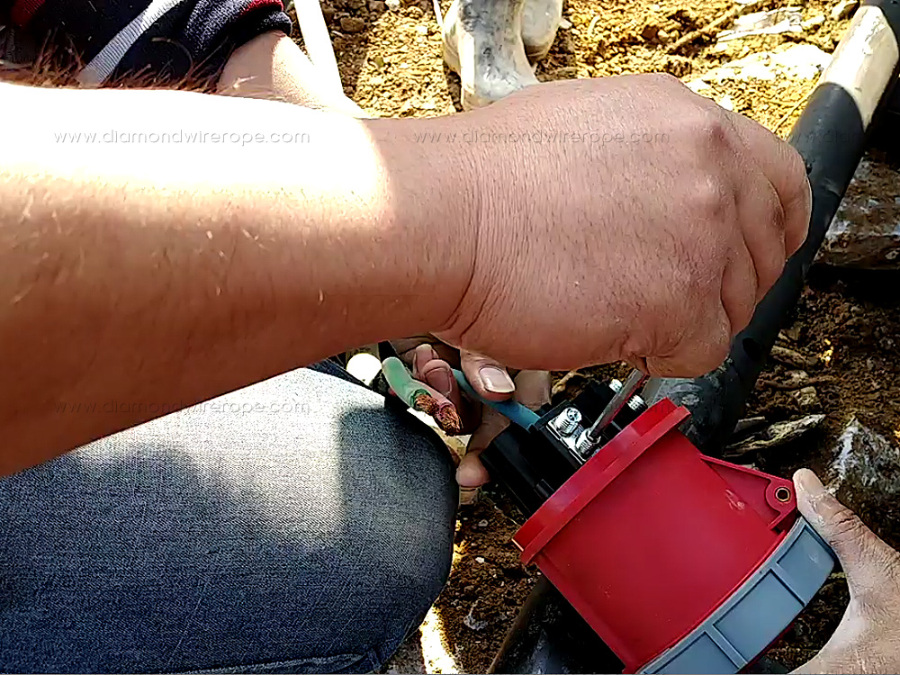 tighten the port screws with a hex wrench